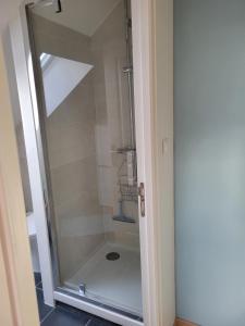 Chambre lit double avec SDB et WC privés