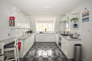 Relaxing South Facing Waterfront Coastal Retreat 10min walkTown