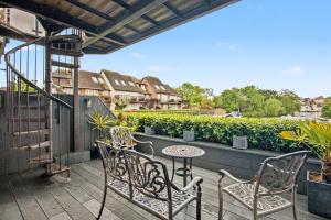 Relaxing South Facing Waterfront Coastal Retreat 10min walkTown