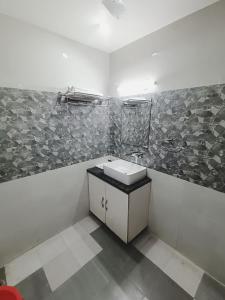 The Sandalwood Hotel I Sec-38 I Near Medanta Medicity Gurgaon