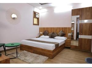 The Sandalwood Hotel I Sec-38 I Near Medanta Medicity Gurgaon