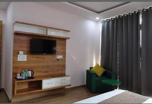 The Sandalwood Hotel I Sec-38 I Near Medanta Medicity Gurgaon