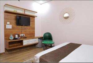 The Sandalwood Hotel I Sec-38 I Near Medanta Medicity Gurgaon
