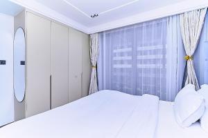 Marble Mist Suite, Unique 1 bed with a pool & view