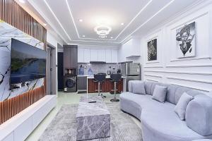 Marble Mist Suite, Unique 1 bed with a pool & view