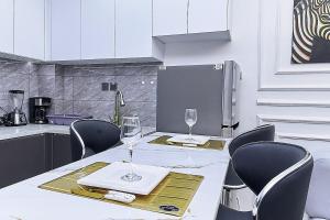 Marble Mist Suite, Unique 1 bed with a pool & view