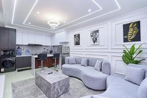 Marble Mist Suite, Unique 1 bed with a pool & view