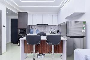 Marble Mist Suite, Unique 1 bed with a pool & view