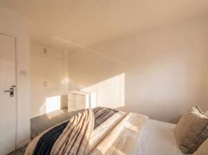 Convenient 2-Bed by Victoria Station and Sloane Square Station with balcony, Designers Flat