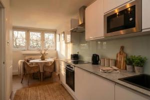 Convenient 2-Bed by Victoria Station and Sloane Square Station with balcony, Designers Flat