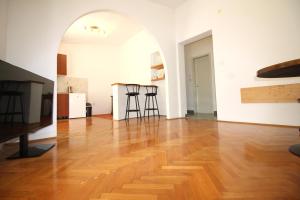 Makarska centre & free private parking