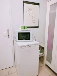 Independent studio room in private villa