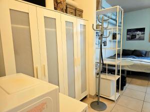 Independent studio room in private villa
