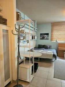 Independent studio room in private villa