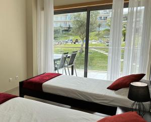 Charmant appartement, calme avec vue piscine, 1km de la plage, Olhos de Água
