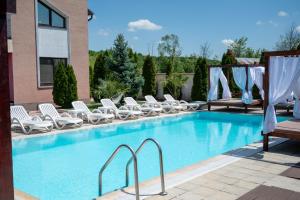 Red house pool & jacuzzi