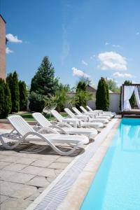 Red house pool & jacuzzi