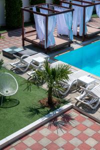 Red house pool & jacuzzi