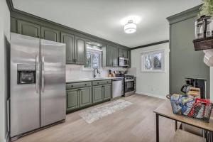 NEW! Modern Retreat Near CLE-Game Room-Renovated