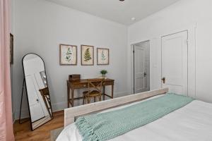 Ultimate Group Getaway - Walk to Main -Sleeps 18