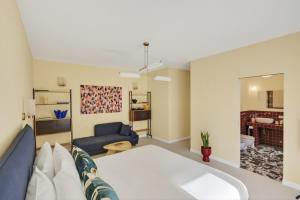 Elegant 2BR Apt a few steps from Sorrento Centre