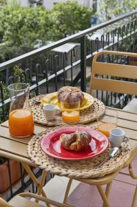 Elegant 2BR Apt a few steps from Sorrento Centre