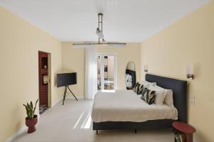 Elegant 2BR Apt a few steps from Sorrento Centre