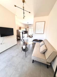 Oliviera Calm Home - 7 Min Walk to Beach View, Pool