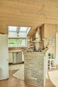 Bright Timber House With Outdoor Spa And Sea View