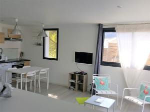 Grand lodge sous les pins avec jardin