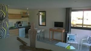 Grand lodge sous les pins avec jardin