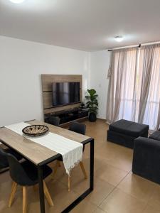 Moderno y completo con balcón y WiFi - Excelente ubicación a 6 cuadras Patio Olmos y Centro