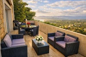 Superbe villa au rez de chaussée avec terrasse de 70 m2 offrant une vue sur la mer et piscine privée