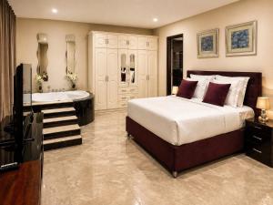 La Belva Court