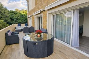 Superbe villa au rez de chaussée avec terrasse de 70 m2 offrant une vue sur la mer et piscine privée