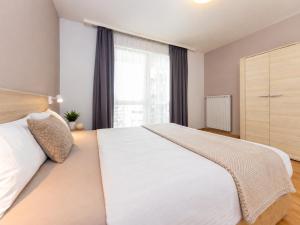 Prime Stay - Modern 1 Bedroom Apartment with Balcony