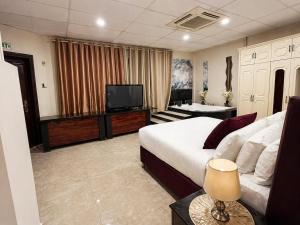 La Belva Court