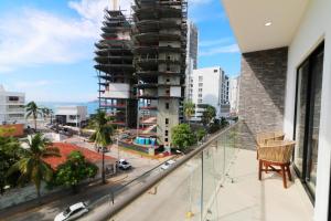 Beautiful apartment just 1 block from the beach.