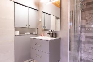 Serenity - Brand New Apt Near Athens Int Arpt