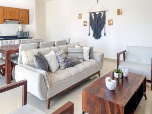 Beautiful apartment 3 blocks from the beach