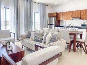 Beautiful apartment 3 blocks from the beach