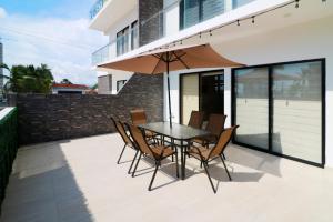 Beautiful apartment 1 block from the beach