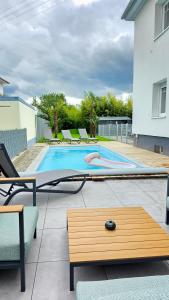 Design I Europapark I beheizbarer Swimming-Pool I Sauna I Boxspring I Parkplatz I Kaffee