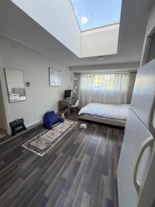 Private Suite , Private Bath , 10 min to Downtown