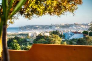 Apartment with pool and Meia Praia beach access