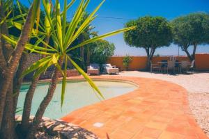 Apartment with pool and Meia Praia beach access