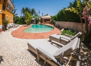Apartment with pool and Meia Praia beach access