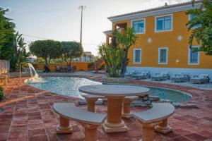 Apartment with pool and Meia Praia beach access
