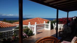 Bella 3-bedroom Villa with private pool and spacious patio overlooking ocean