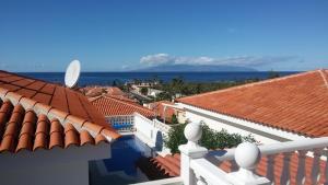 Bella 3-bedroom Villa with private pool and spacious patio overlooking ocean